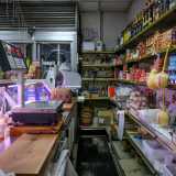 Mentre parliamo diamo un�occhiata all�interno. Il posto � molto piccolo, con un bancone dietro al quale Uccio vende salumi, latticini, olive e uova...